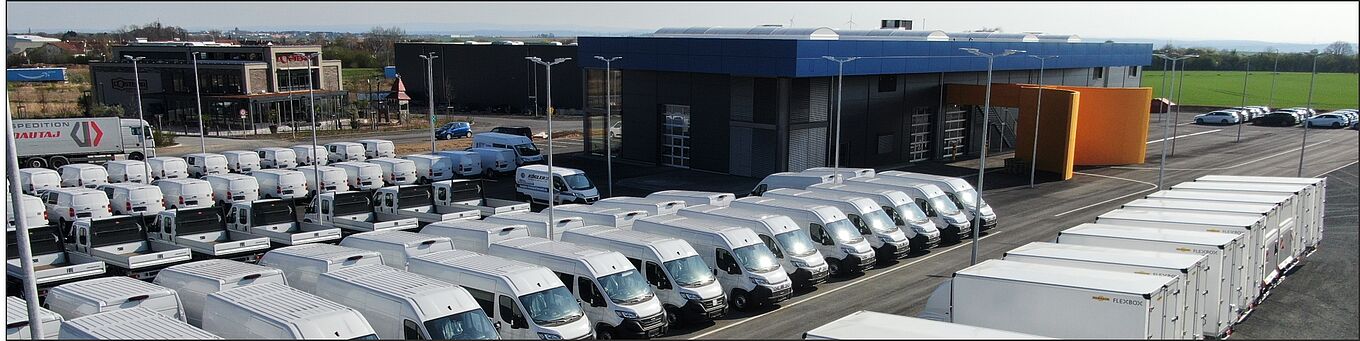 Luftaufnahme des Autohauses mit einer großen Auswahl an Transportern.